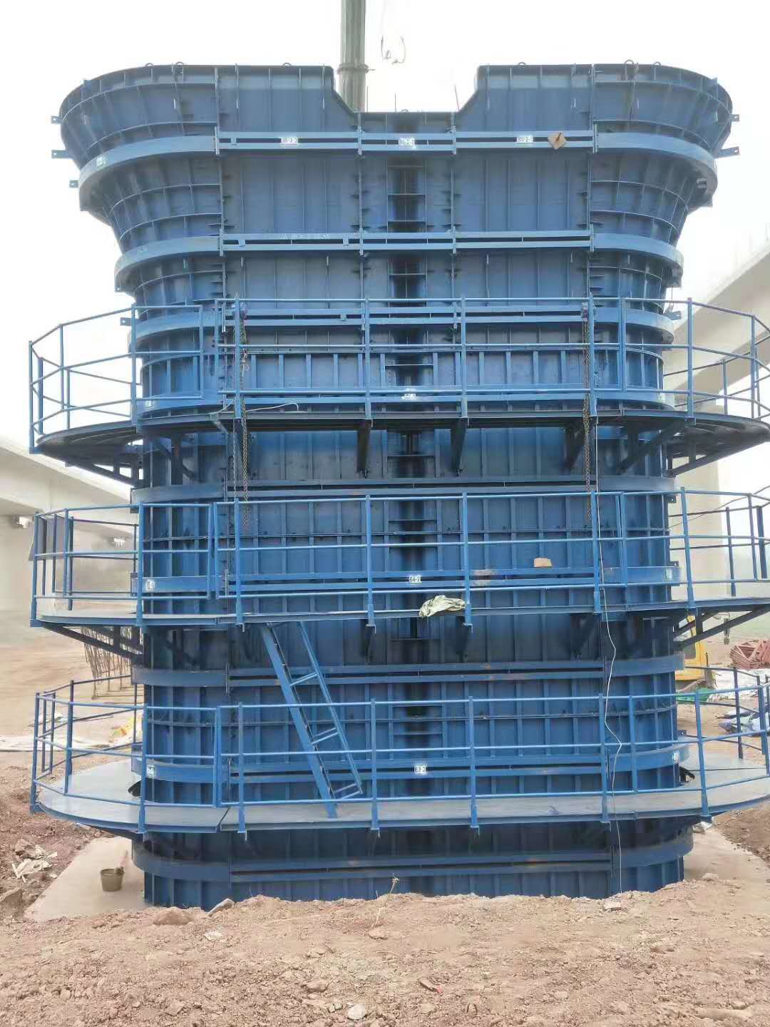 四川铁建连乐铁路墩身模板施工现场 四川铁建连乐铁路墩身模板施工现场